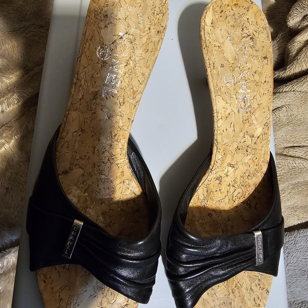 AUTHENTIC CHANEL Kitten heels, size 39 1/2 Black Leather.